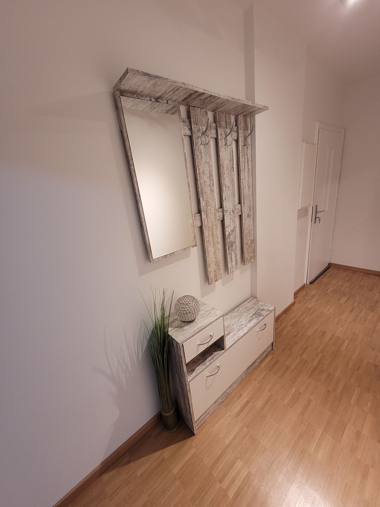 Pretty and loving apartment near the main train station, with its own washing machine and high-speed internet and smart TV