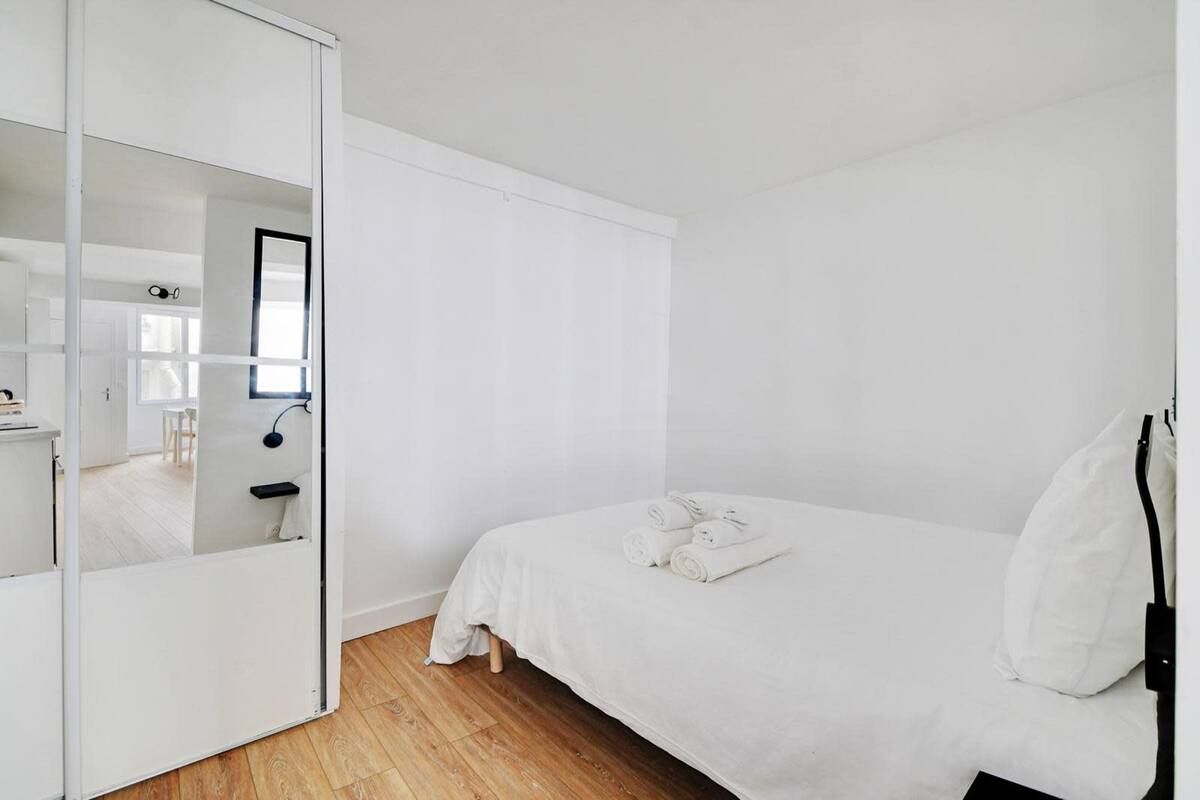 a charming studio in the 4th arrondissement of Paris.