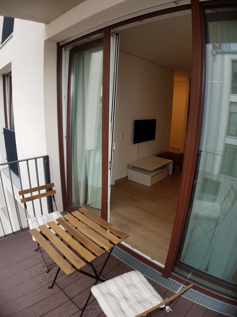 Luxury One-Bedroom with balcony, near Skyline Plaza Shopping Mall, Frankfurt