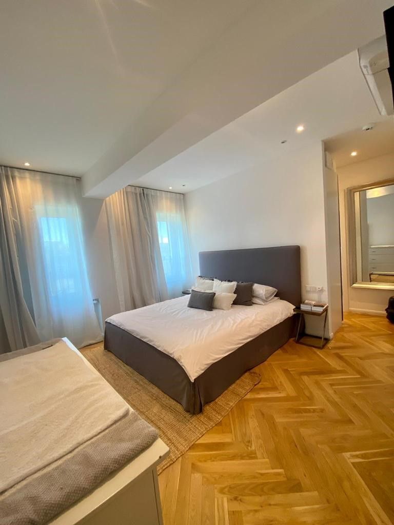 **Sophisticated luxury apartment above the rooftops of Berlin in Charlottenburg with 6.5 rooms, 4 bathrooms and roof terrace**