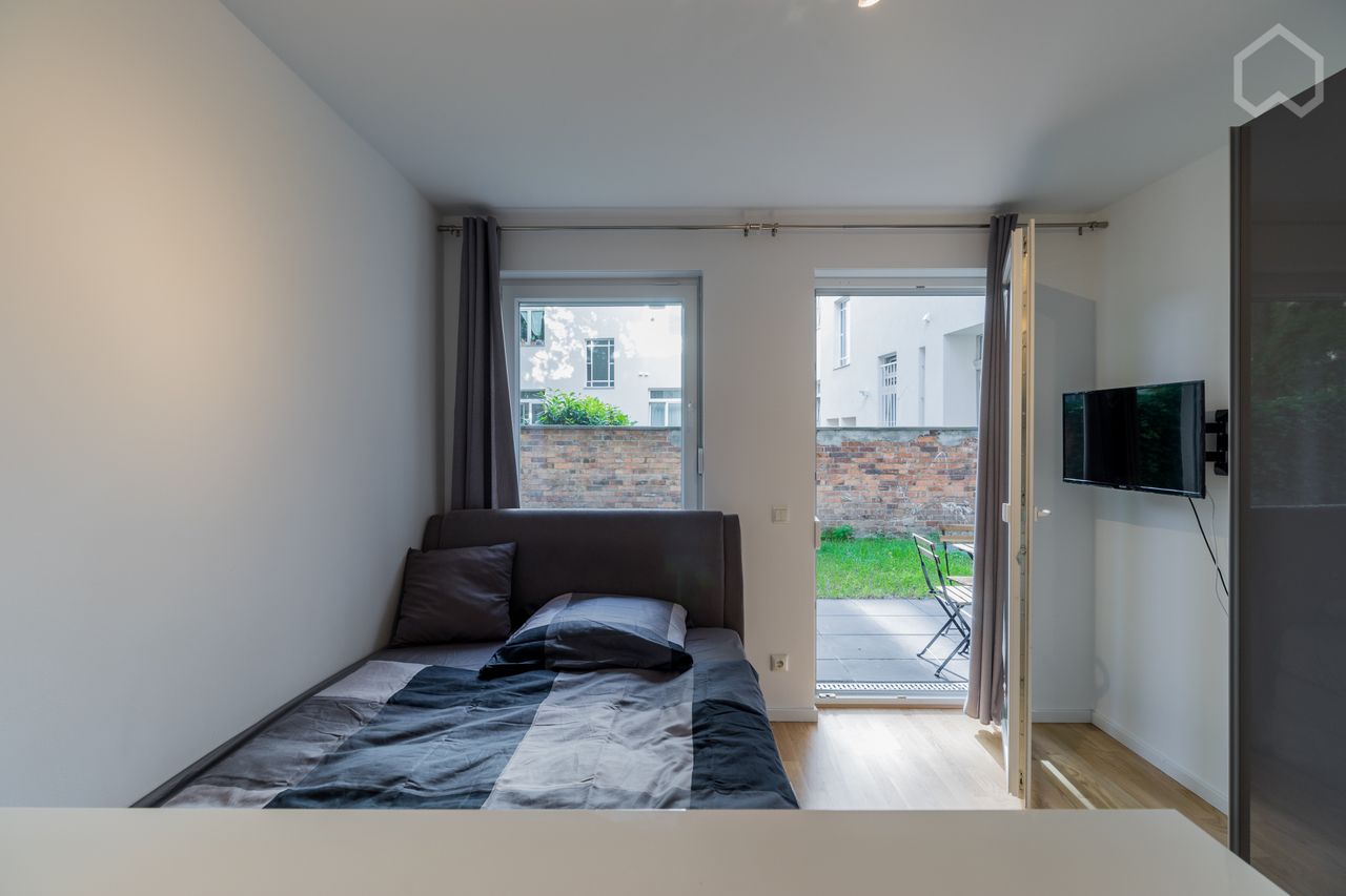 NEW Living & relaxing in Friedrichshain with own terrace and own entrance