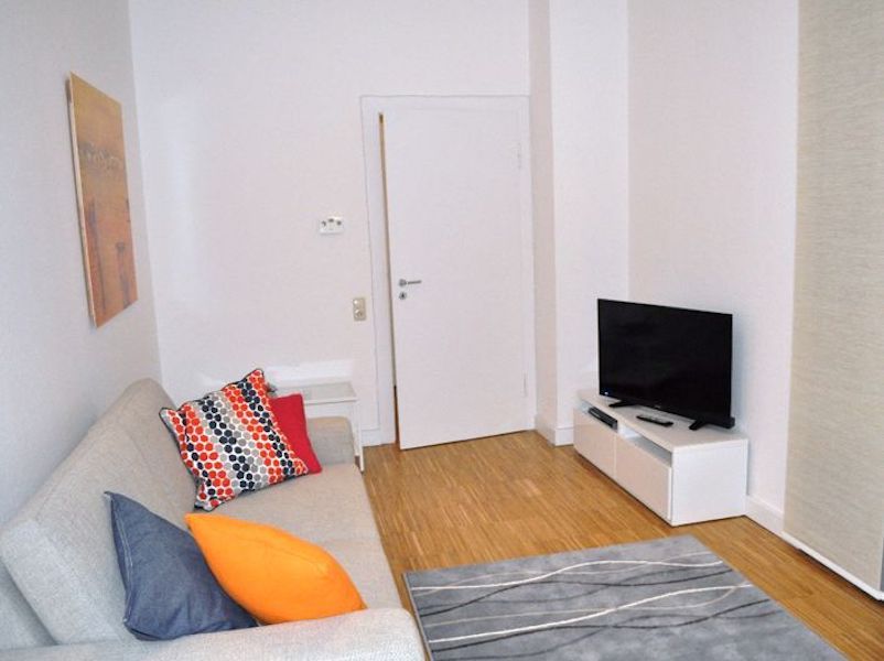 Bright Apartment In Sachsenhausen | With Bathtub And Small Garden Shared W/ Neighbors