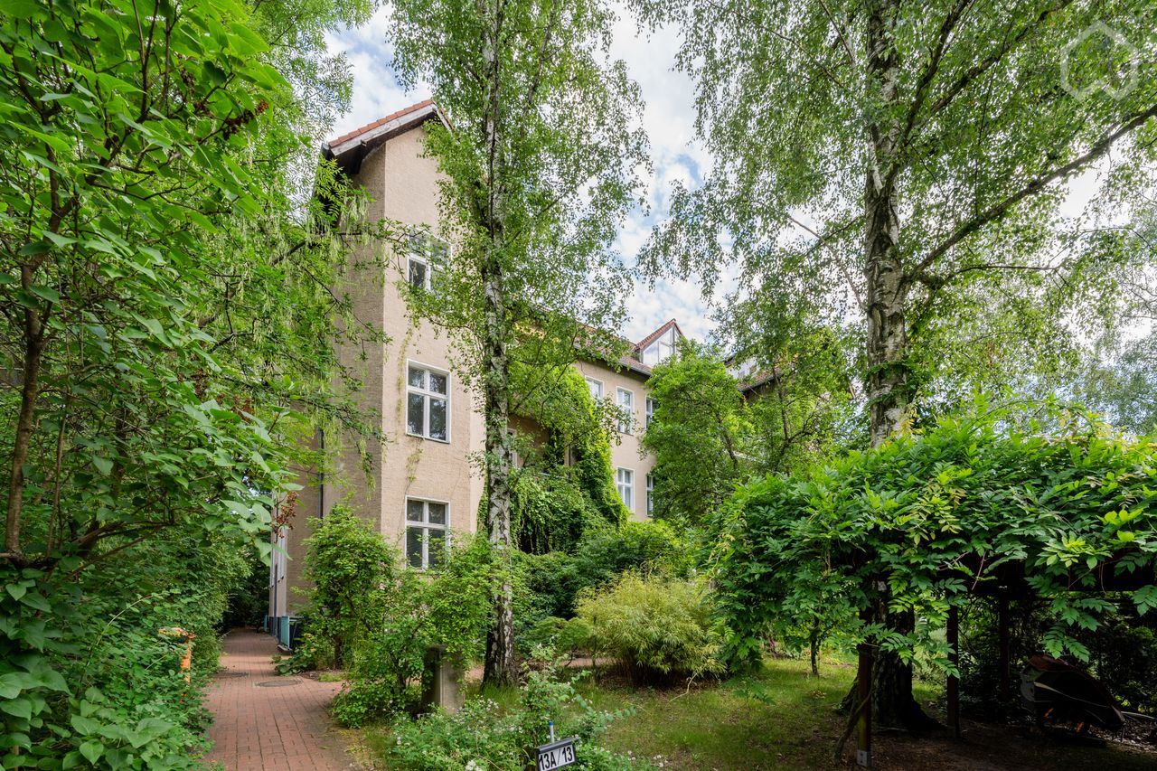 Incredibly Spacious and great family apartment in southern Berlin with parking spot!