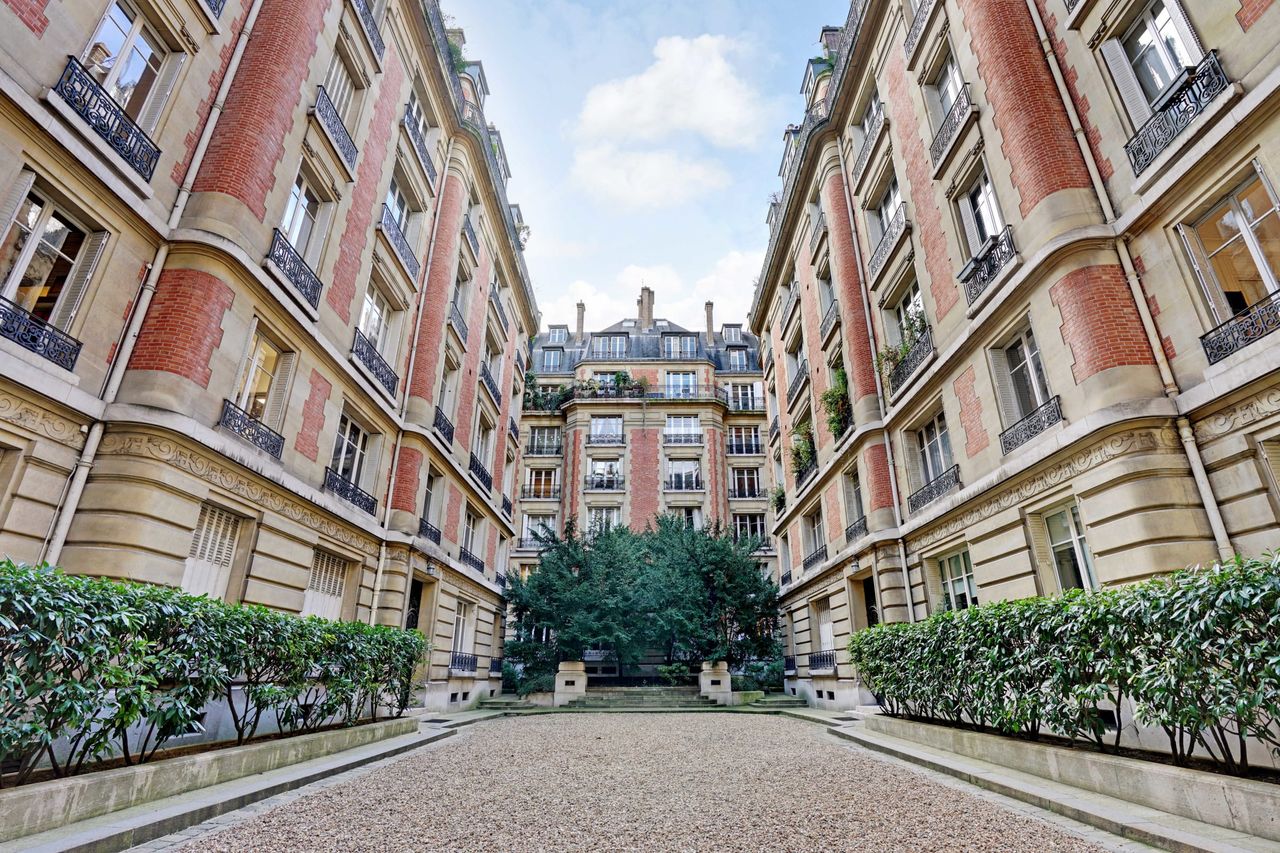 Luxurious Duplex Apartment with Prime Location near Arc de Triomphe in Paris' 8th Arrondissement