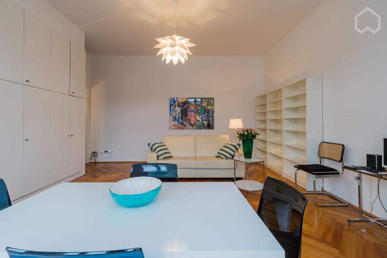 Neat, pretty apartment in wonderful area of Berlin - next to Ku'damm - central but quiet!