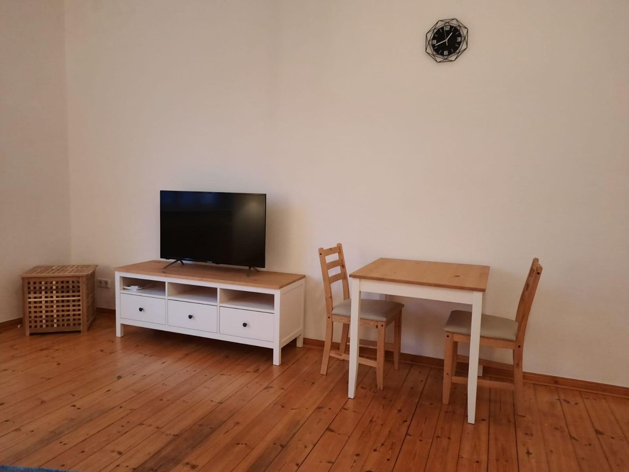 Completely new furnished, bright 2-Z. Old building on the 2nd floor with balcony, central location Schöneweide near the Spree river