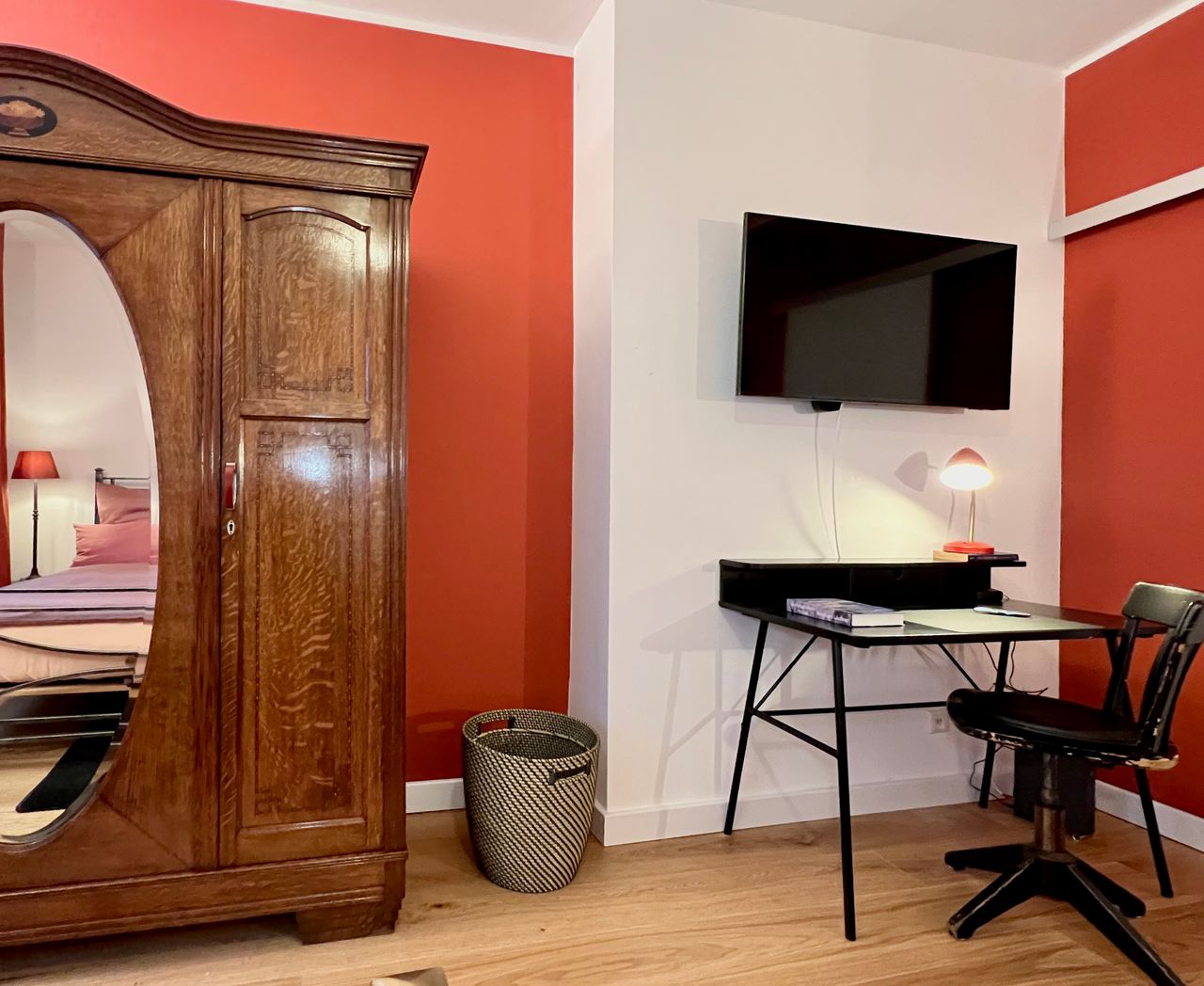 Stylishly Furnished Designer Apartment with Terrace in Düsseldorf-Pempelfort – Luxurious Living