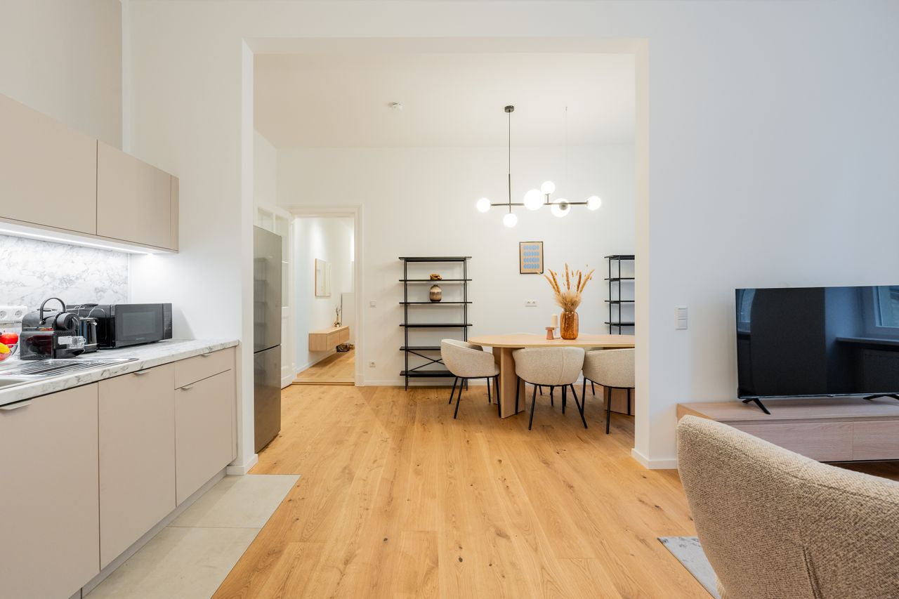 Recently renovated 2 room apartment with a home office in trendy Moabit