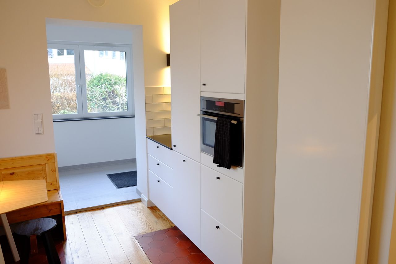 High-quality renovated and stylishly furnished old-style apartment in the west of Frankfurt