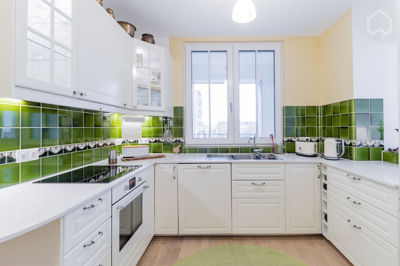 Wonderful, sunny apartment in Prenzlauer Berg with an open balcony as also a recessed balcony