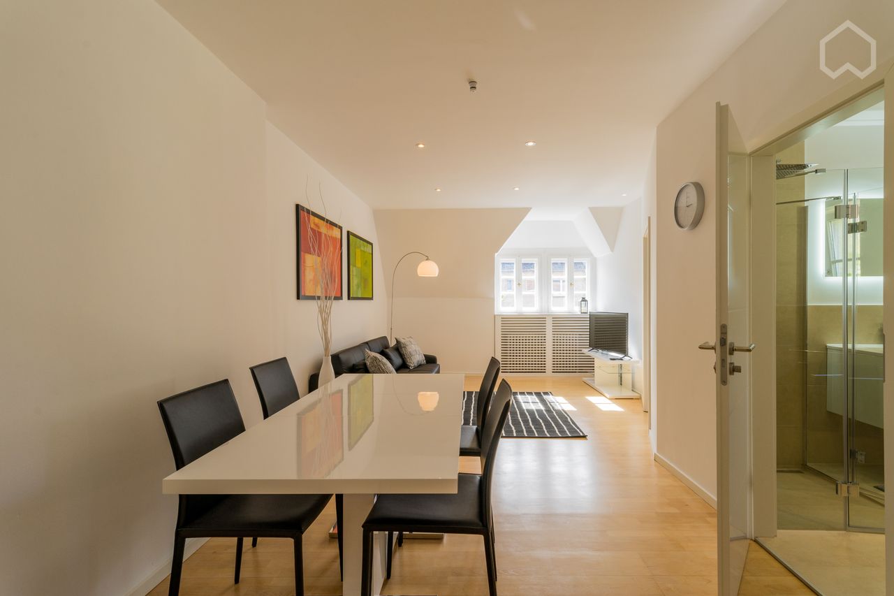 Luxury, stylish and freshly renovated apartment in Steglitz - with rain-shower, Smart-TV!!