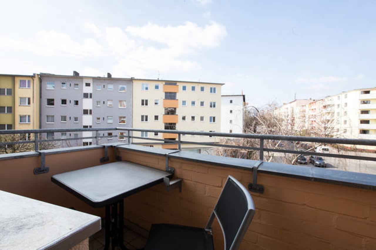 Charming studio apartment with balcony, close to center