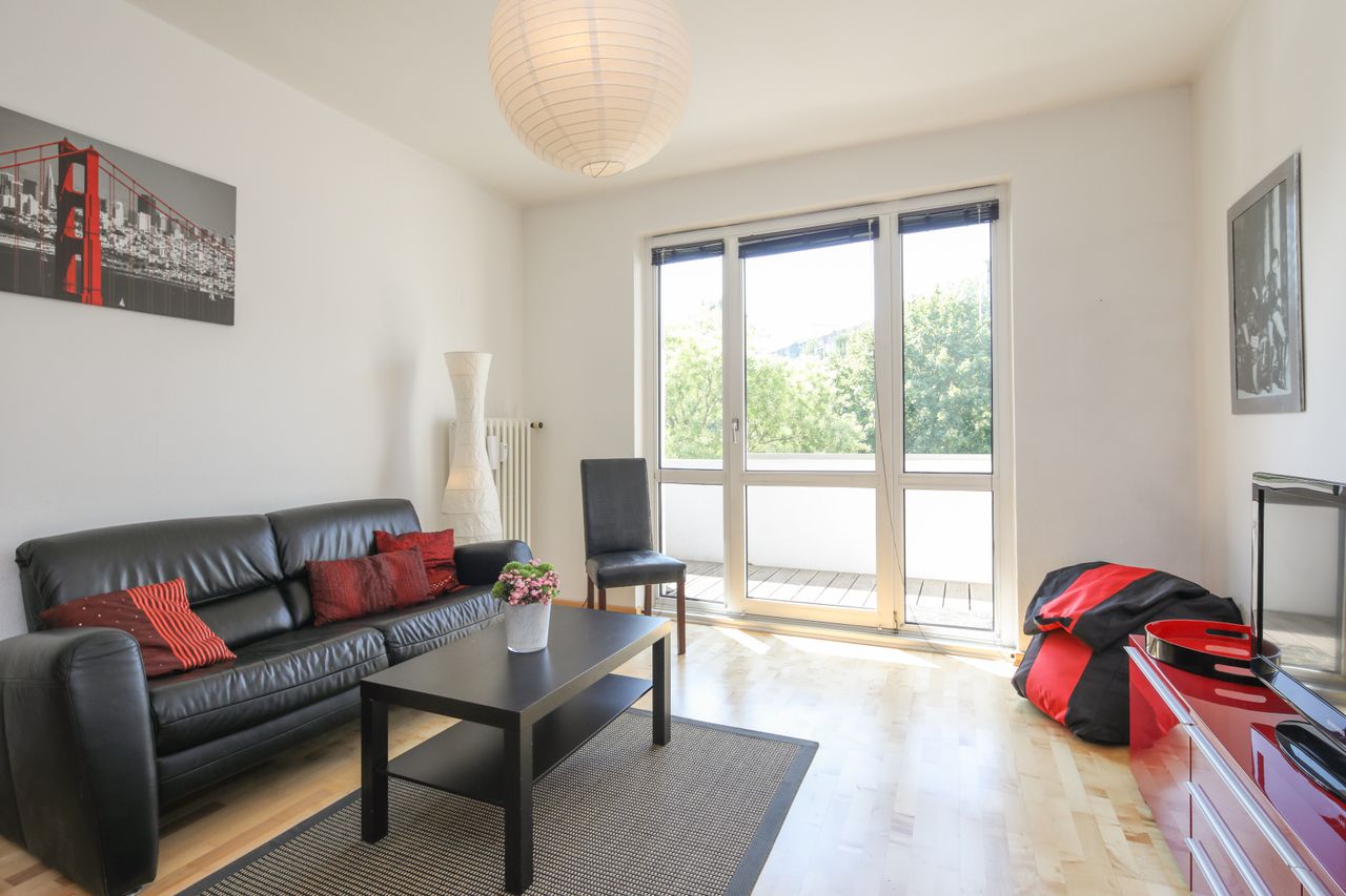 Bright and practical 2 room apartment with south-facing balcony near Chausseestraße