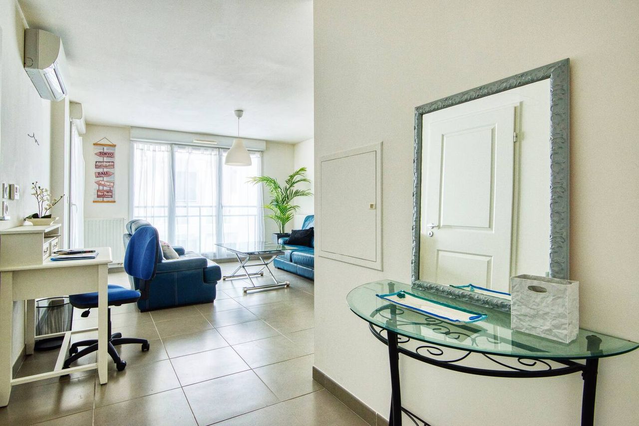 Splendid air-conditioned 2-room apartment with balcony