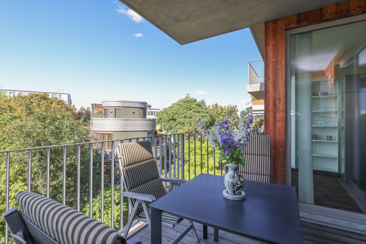 Beautiful 3-room apartment with a terrace and a view of the greenery in the middle of Kreuzberg