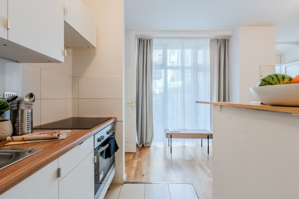Furnished, renovated 1-room apartment with balcony and fitted kitchen in the heart of Düsseldorf