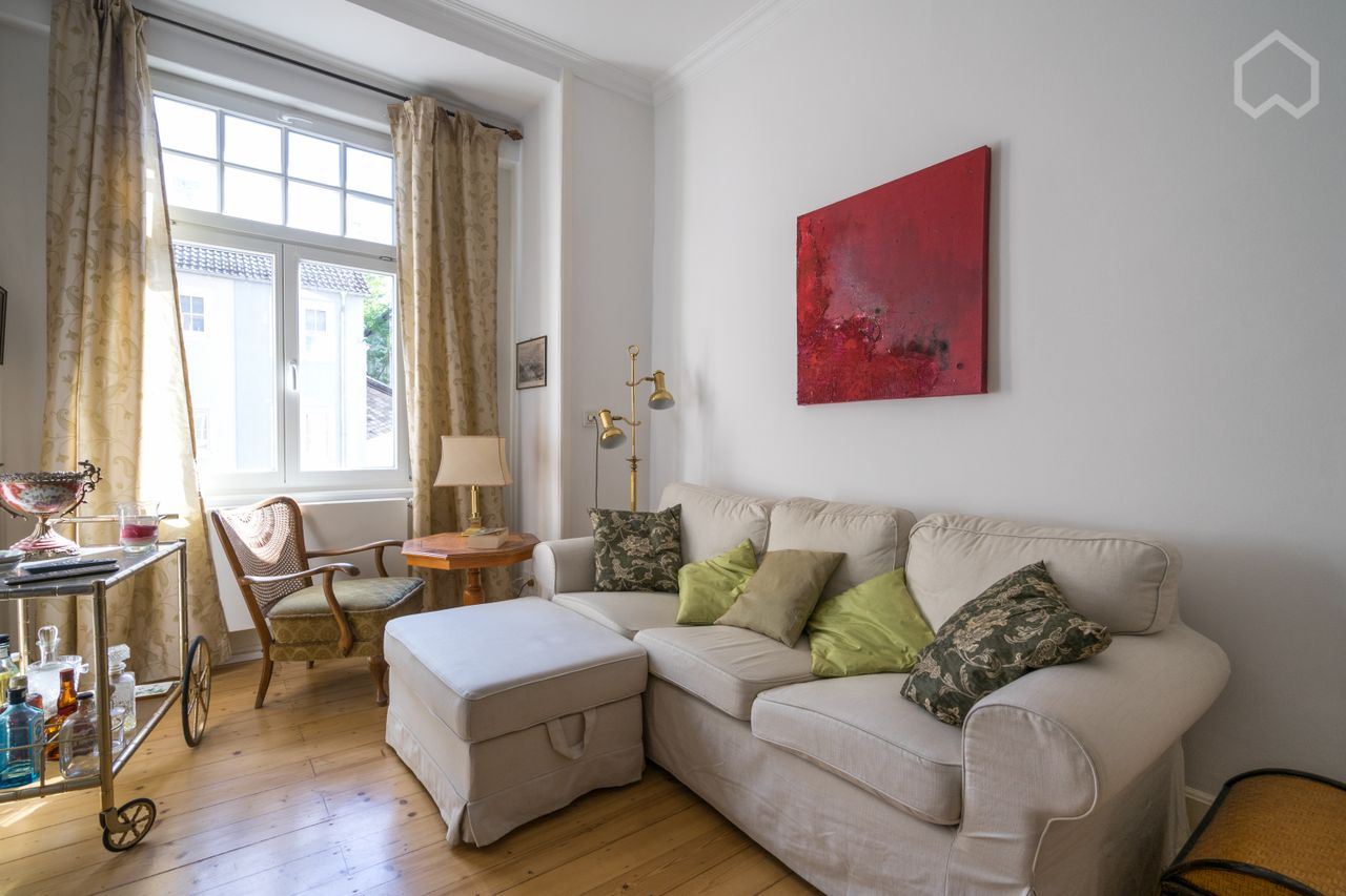 Stylish and modern-antique mix: Beautiful 2 room apartment in central Frankfurt City + E-Scooter