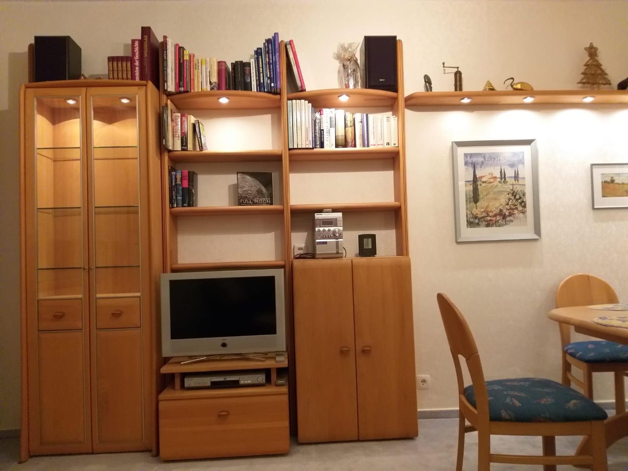 Lovely apartment in a hip neighborhood full of cafes and bars - 1 min from Train station.  Fully furnished.