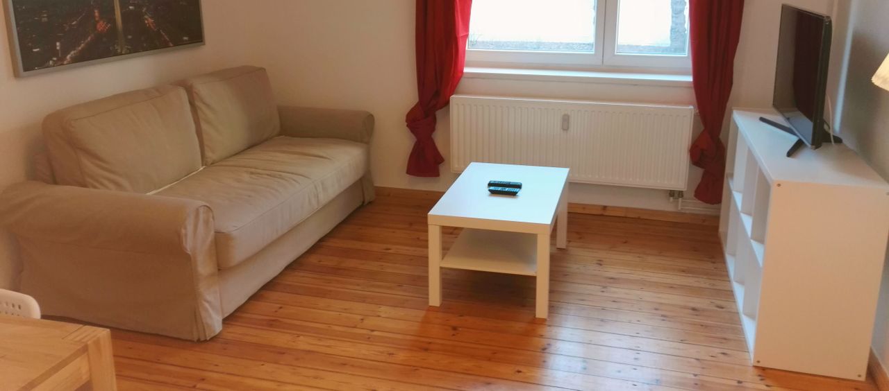 Pretty 2 room flat with original highly polished wooden floorboards in nice area (Berlin-Prenzlauer Berg)