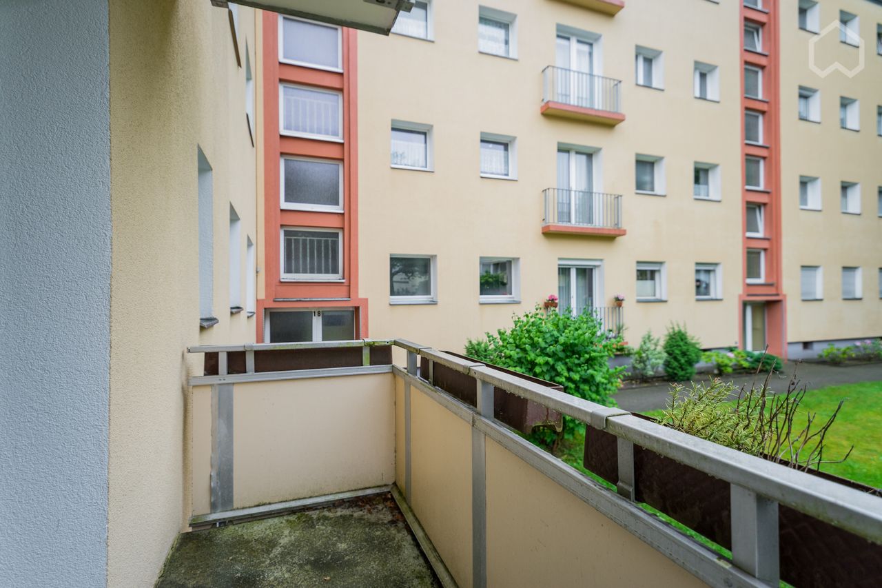 Lovely full furnished one-room apartment in Berlin Tempelhof, with easy public transportation.