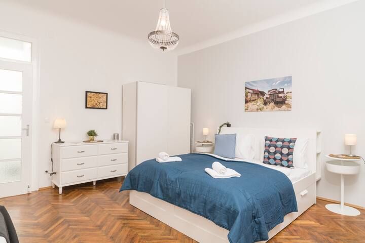 suite in popular area, close to all means of transport