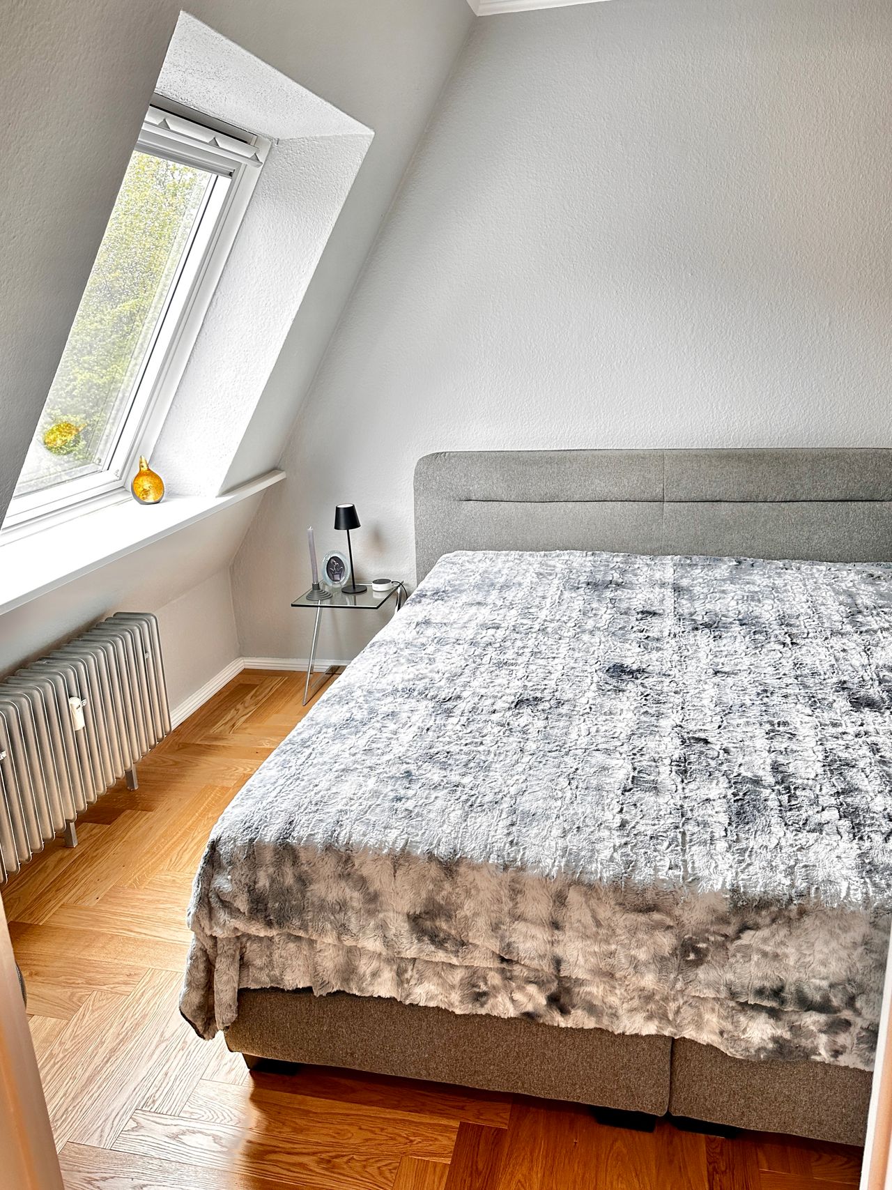 High-Quality. Elaborately Renovated. Fully Furnished. Sunny 2-room apartment in Berlin-Zehlendorf