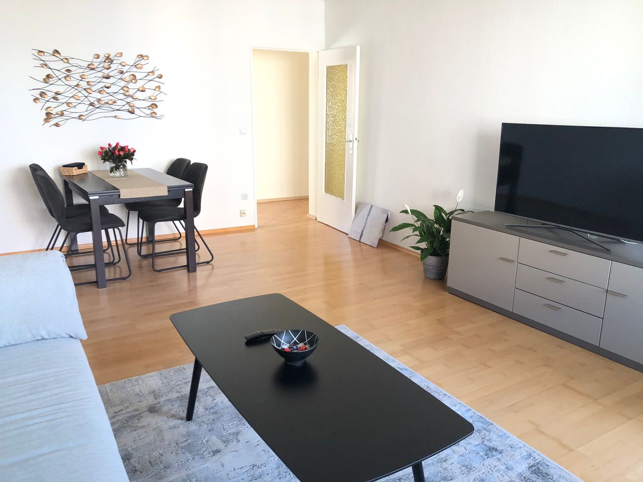 Stylish home in Spandau. Balcony, elevator & parking space available