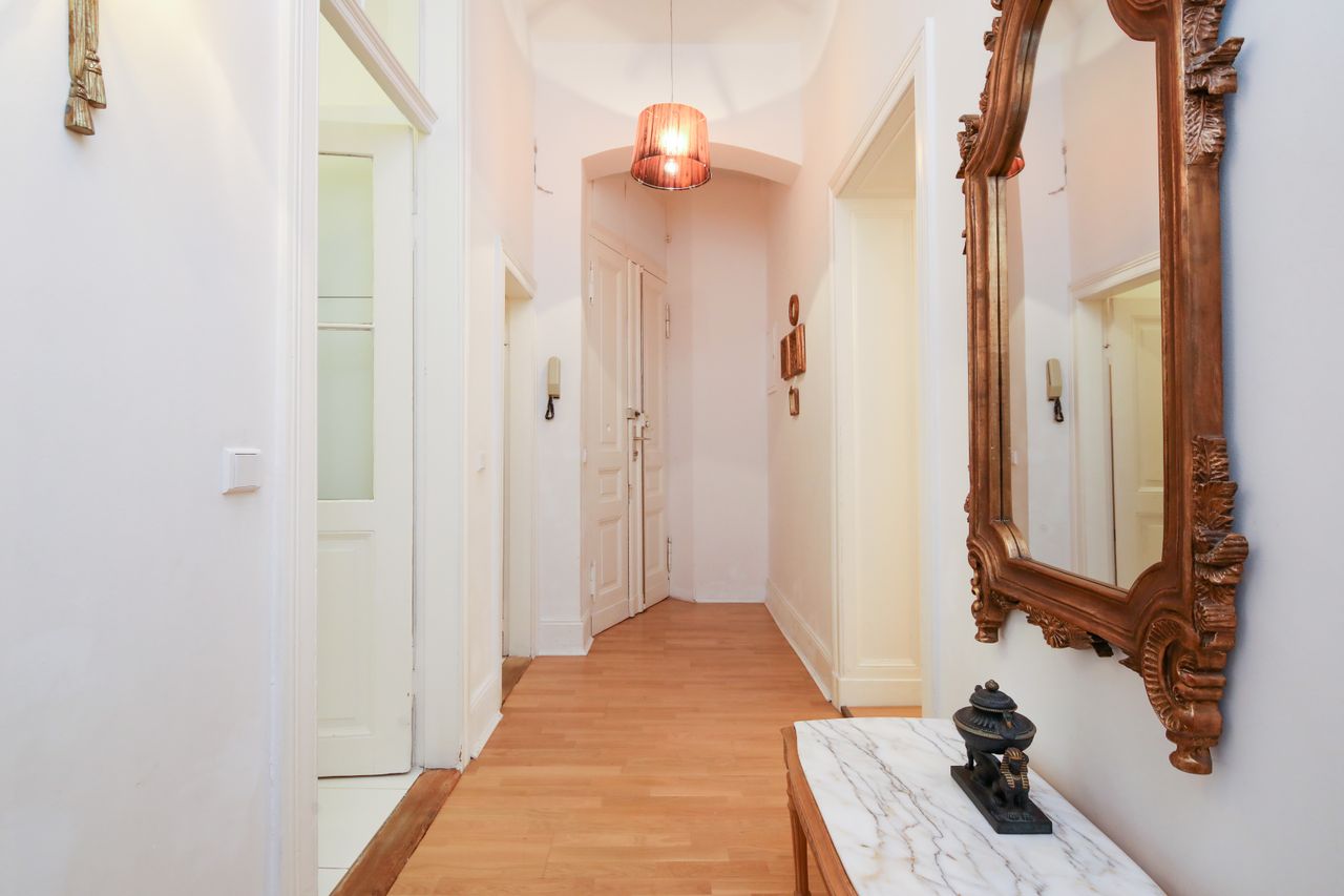 Comfortable and cozy 3 room apartment with beautiyfull antiques in Charlottenburg