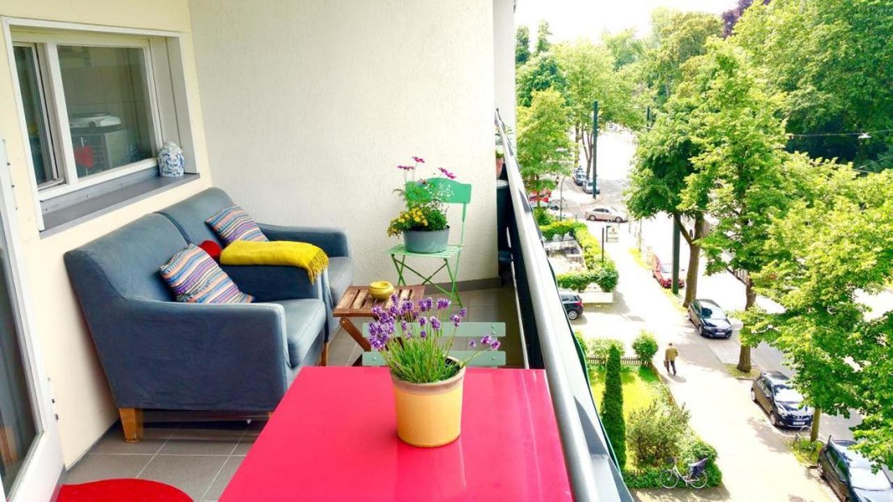 Beautiful suite in Düsseldorf with view over the park and garage for small car