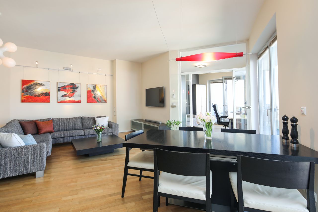 Modern and high-quality 4 room apartment with spacious terrace in the center of Berlin