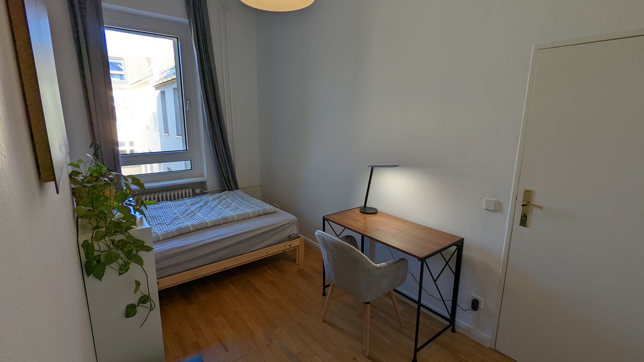 'Chloe' - Bright & charming three-room old building apartment with balcony in Schöneberg