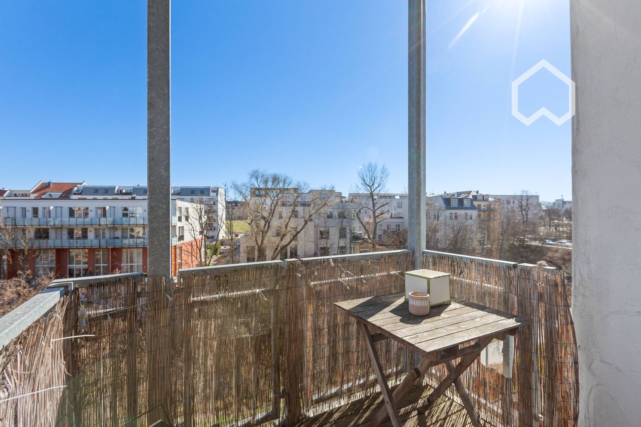 Elegant flat with a view of the Karl Heine Canal