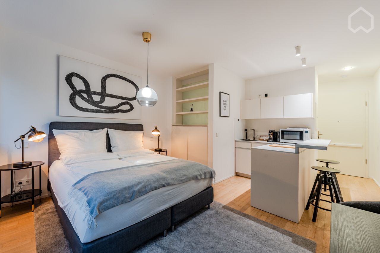 Charming & bright suite in Kreuzberg with balcon!