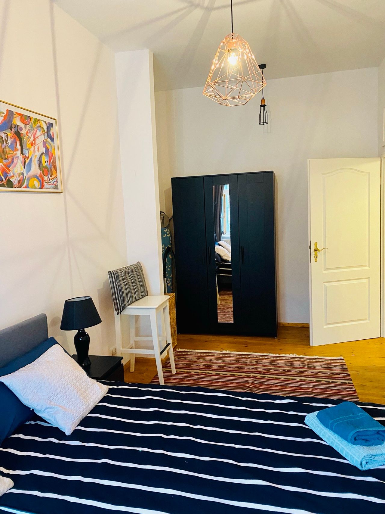 Stylish, central, quiet renovated furnished apartment, balcony, lift top location P. Berg- Mitte