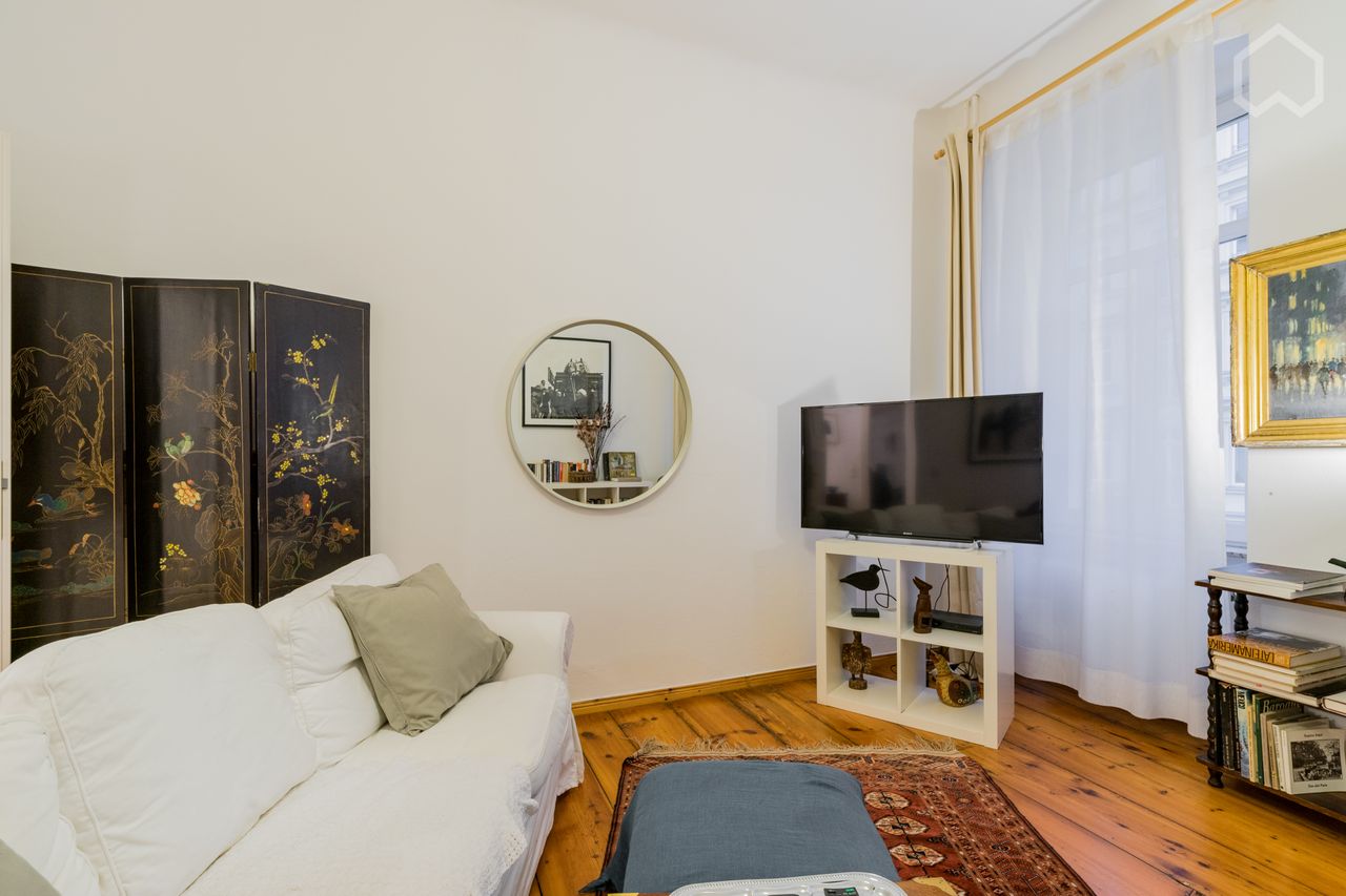 Best location, super central- Mitte, beautiful apartment with balcony.