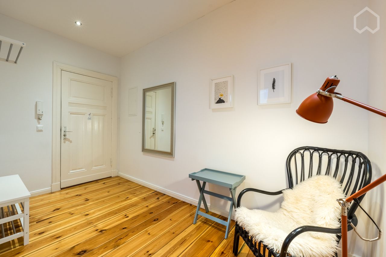 Old building charm: Beautiful temporary flat with balcony facing the inner courtyard in Prenzlauer Berg