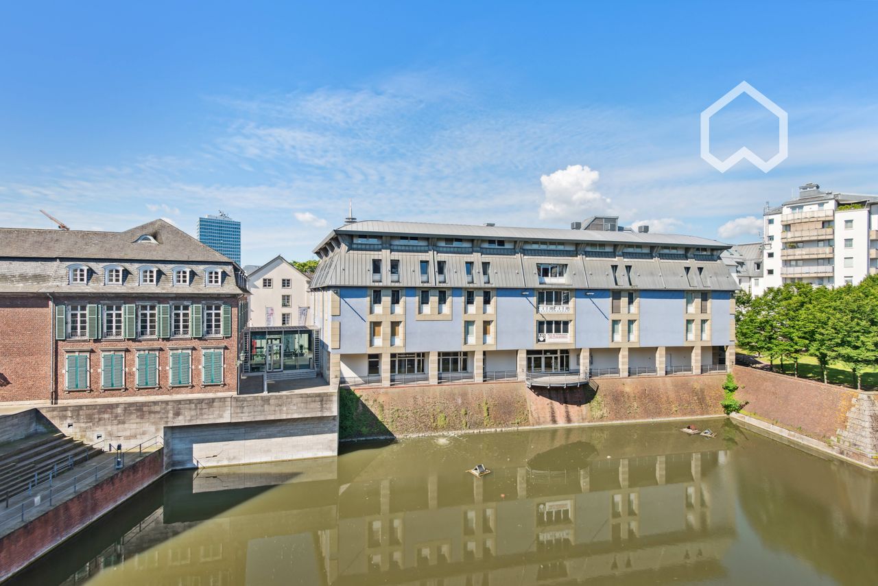 Wohnung in der Carlstadt Düsseldorf mit seitlichem Rheinblick.  Flat in the Carlstadt Düsseldorf with lateral Rhine river view