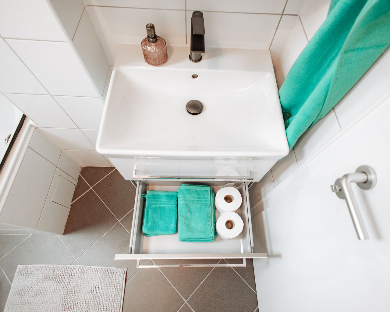Beautiful renovated and high-quality furnished 67 m² 2.5-room apartment in a very central location in Neuss, near Düsseldorf is waiting 4you