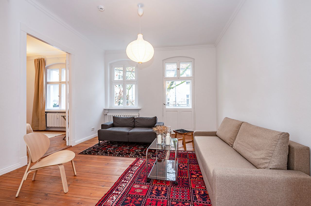 Elevated and spacious apartment 2 min from Kudamm in Charlottenburg
