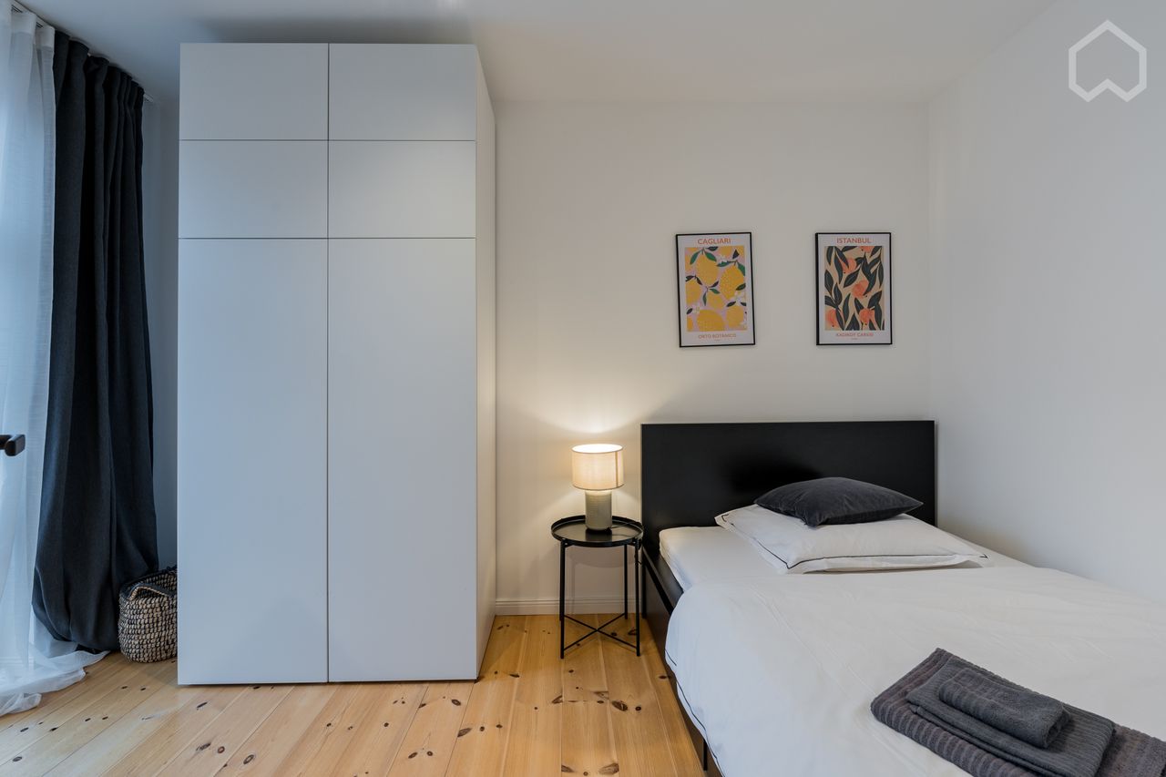 Privat room with a privat Balcony in SHARED fashionable Apartment in Berlin Mitte
