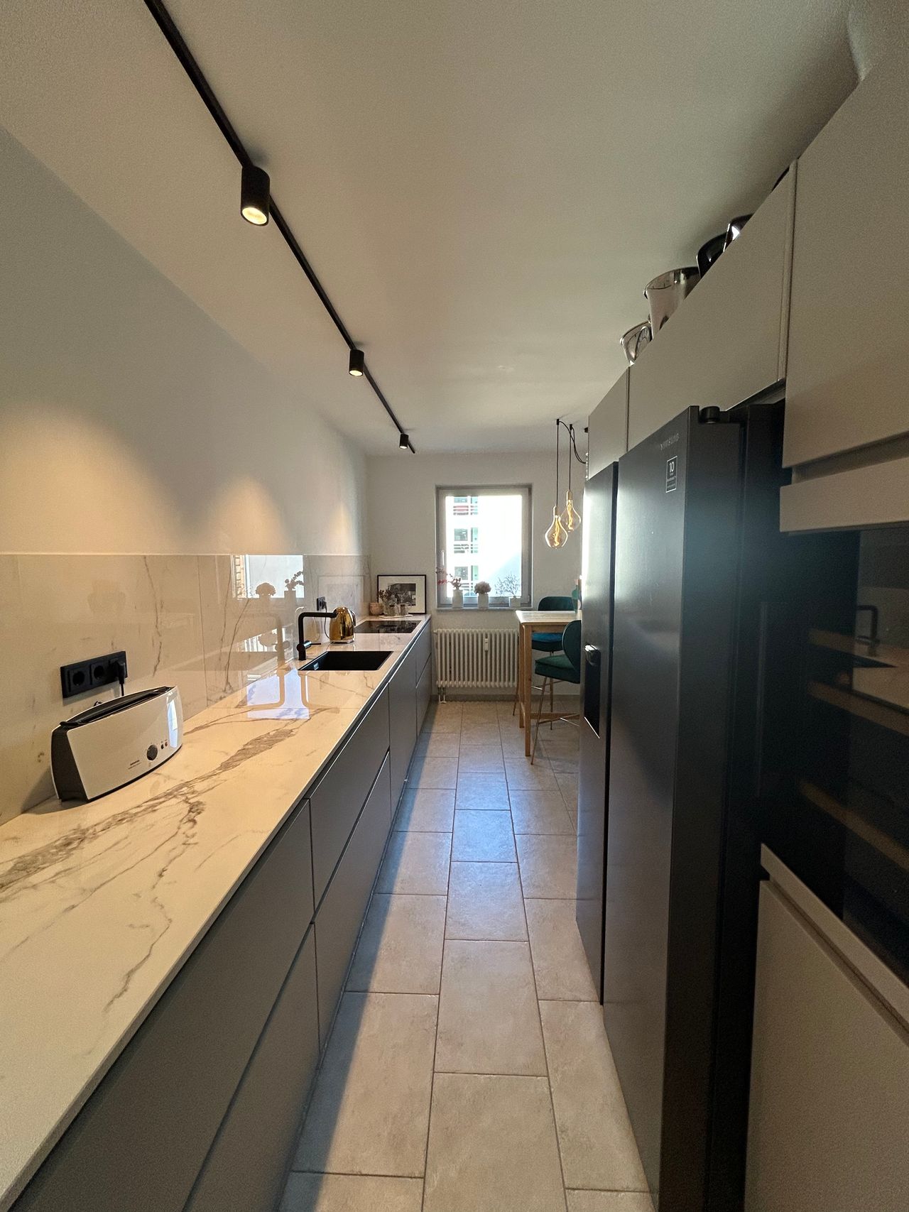 High value equipped 4-room apartment in best central location (Hackescher Markt)