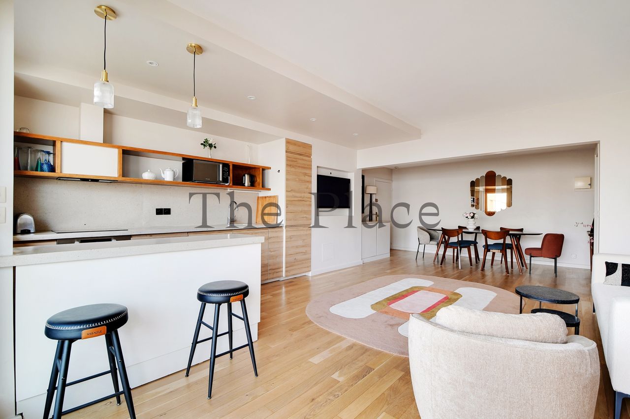 Exceptional 2-Bedroom Apartment – 100m² of Bright Living Space Facing Parc Monceau
