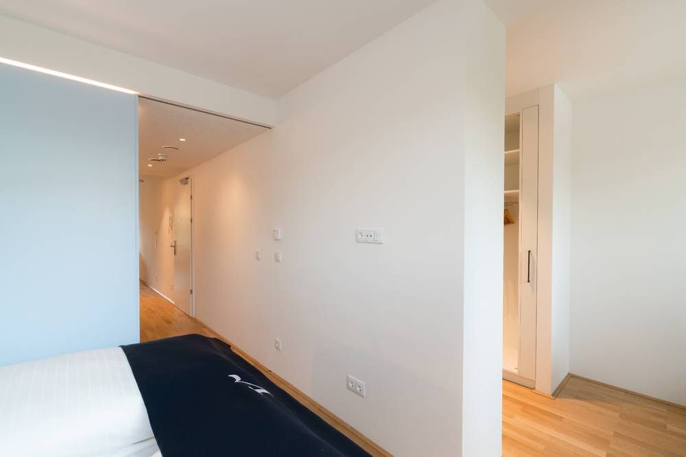Trendy business apartment with walk-in wardrobe, aircon and private terrace