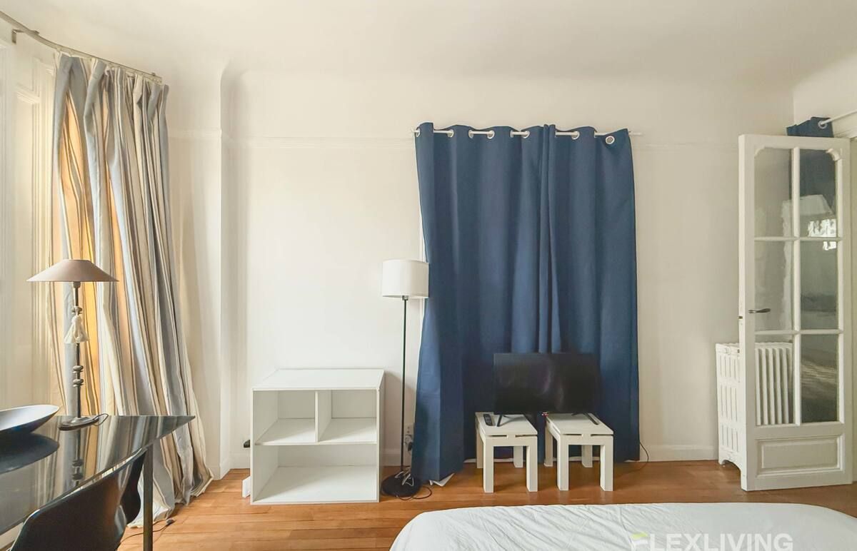 a superb 50m2 one-bedroom apartment located on rue de Vaugirard.