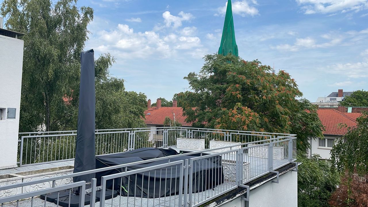 Luxurious Penthouse Apartment with Private Roof Terrace in the Heart of Bockenheim, Frankfurt am Main – Available for 1-Year Sublet