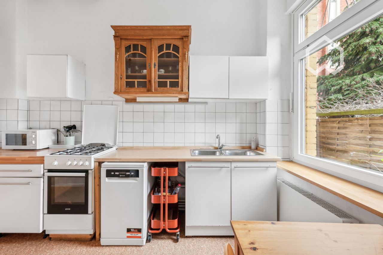 Charming Friedenau Haven: Classic 2-Room Apartment with Garden