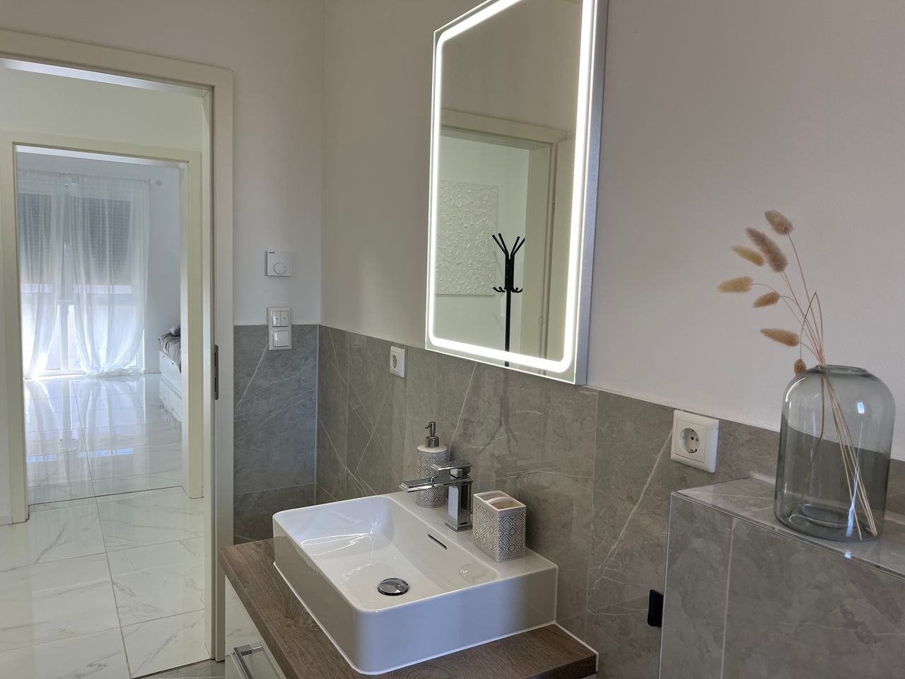 Newly built, fully furnished 4-room apartment – Kitchen, 2 bathrooms, balcony, parking – Near Braunschweig city center