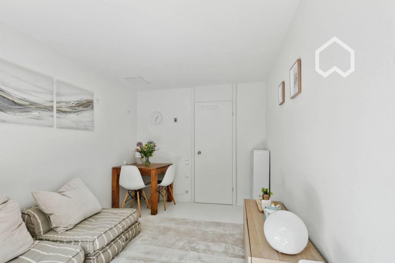 Sunny, furnished apartment with private terrace in Cologne-Marienburg.