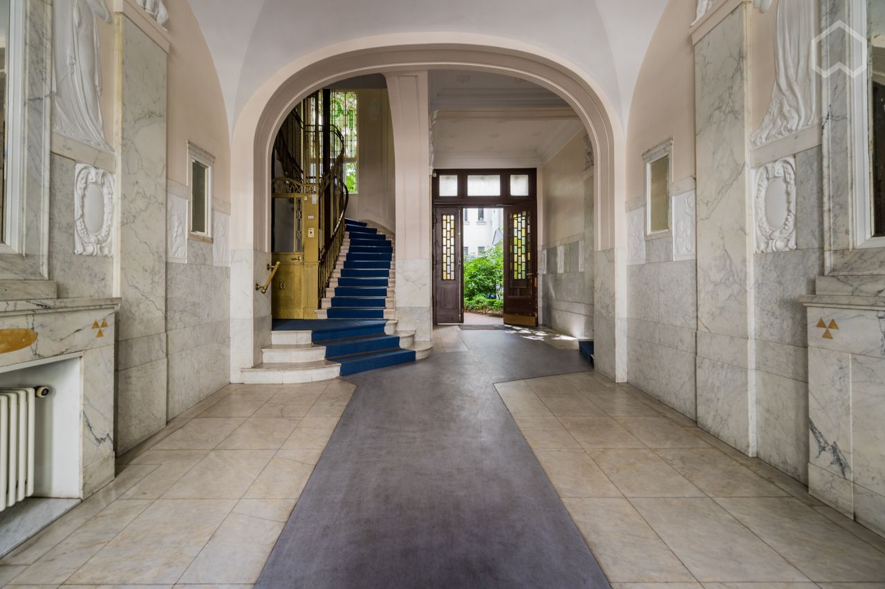 LOVELY ART NOUVEAU APARTMENT WITH BALCONY IN CENTRAL WEST BERLIN