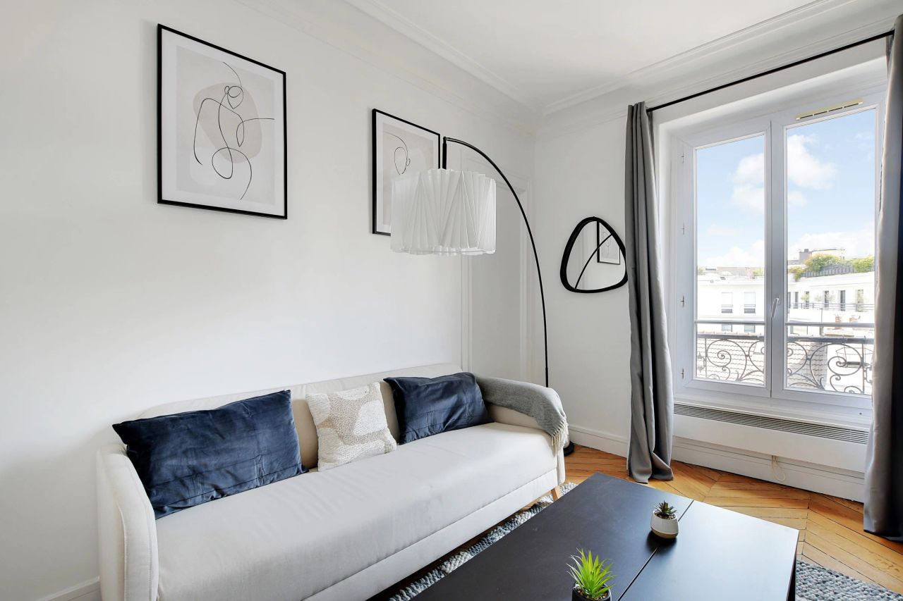 Very nice flat completely refurbished and decorated with taste, located in the heart of the 11th district of Paris.